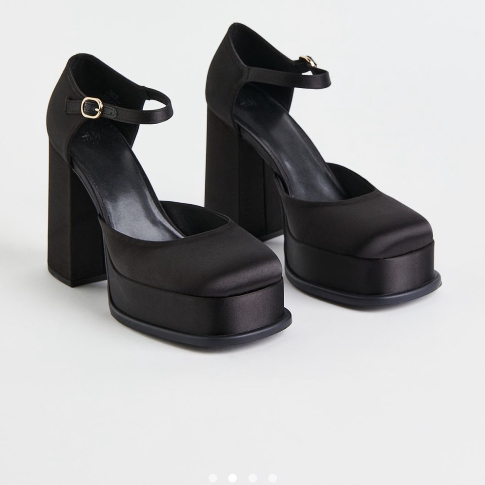 MARY JANE PUMPS